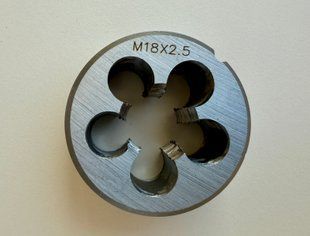 Плашка М18х2 мм, метрическая 9ХС RAIZER (Лерка)